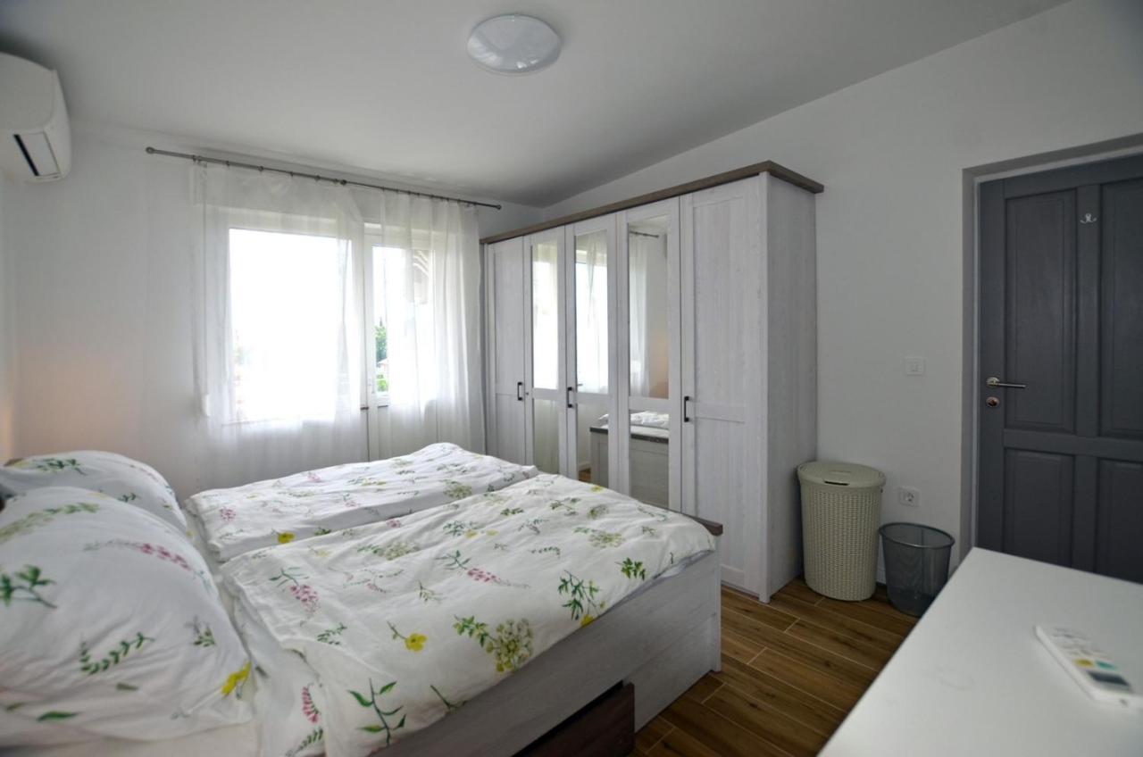 Sarah Apartment โรวีน ภายนอก รูปภาพ