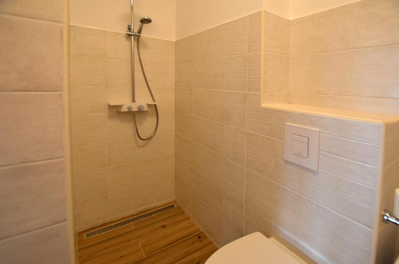 Sarah Apartment โรวีน ภายนอก รูปภาพ