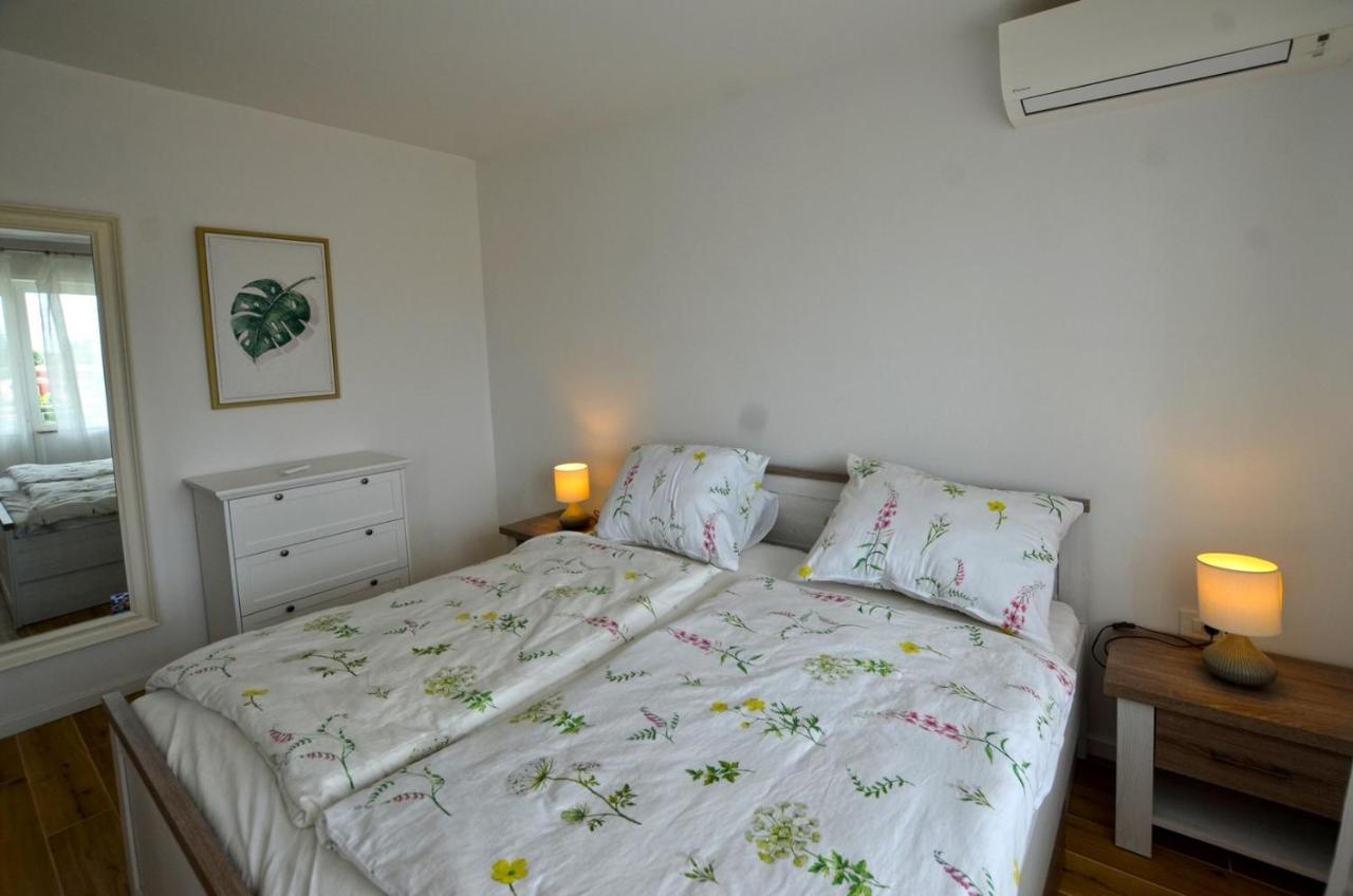 Sarah Apartment โรวีน ภายนอก รูปภาพ