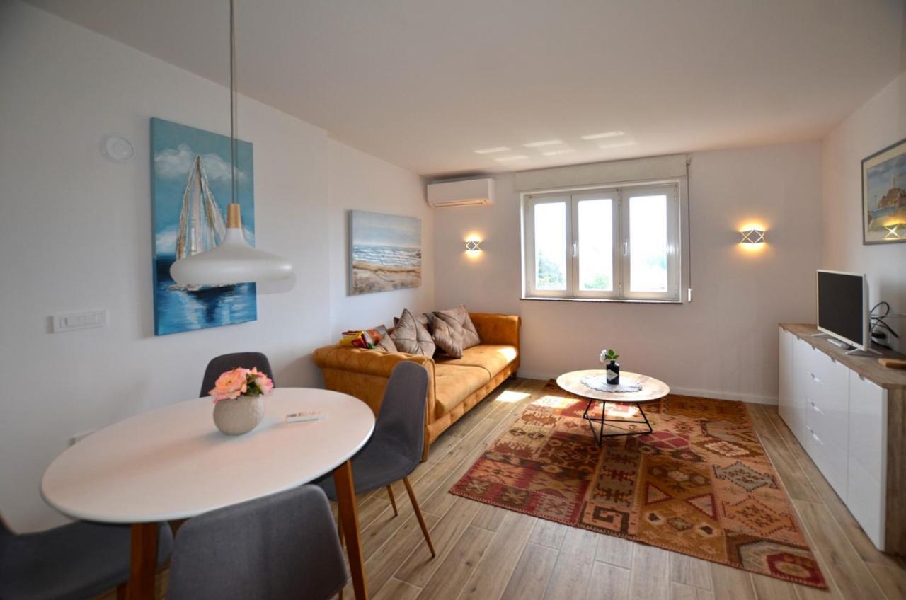 Sarah Apartment โรวีน ภายนอก รูปภาพ